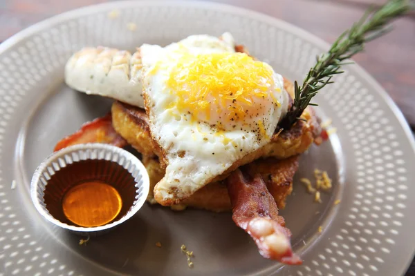 Tosty francuskie jajka na bekonie śniadanie też zbijać stosu — Zdjęcie stockowe