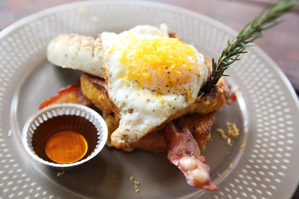 French Toast Eggs and Bacon Breakfast Brekkie Stack — Stock Photo, Image