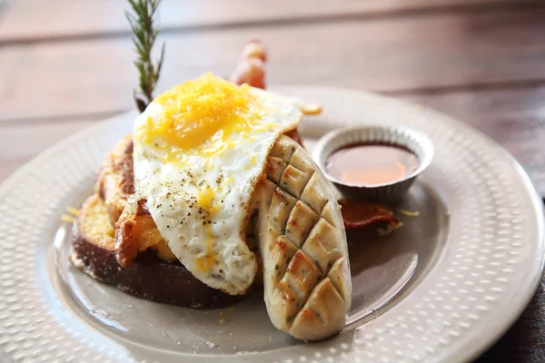 Francouzský Toast vejce a slanina snídaně prosklené zásobníku — Stock fotografie