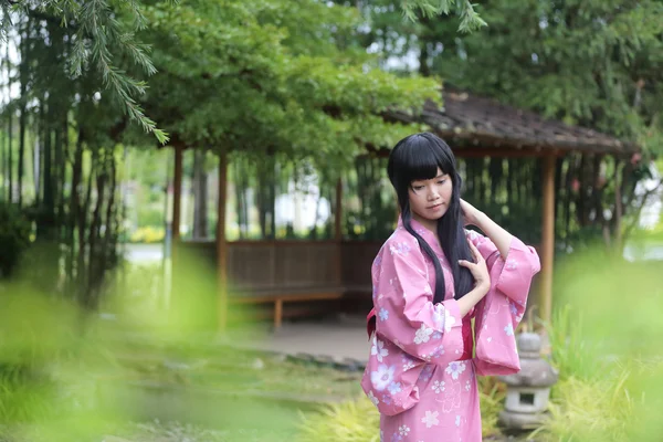 Gadis dengan yukata — Stok Foto