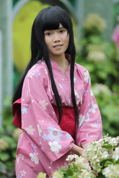 Menina com yukata — Fotografia de Stock