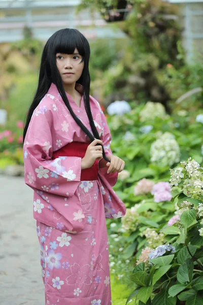 Flicka med yukata — Stockfoto