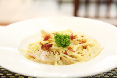 Pastırma ve peynirli spagetti.