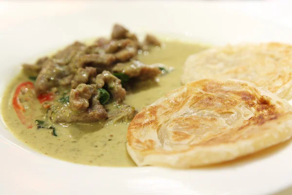 Roti with beef green curry — Stock Photo, Image