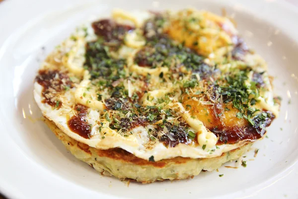 Comida japonesa okonomiyaki, pizza japonesa — Foto de Stock