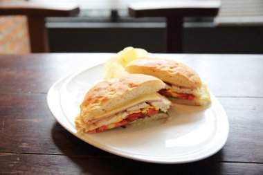 Club sandviç ile ahşap zemin üzerinde