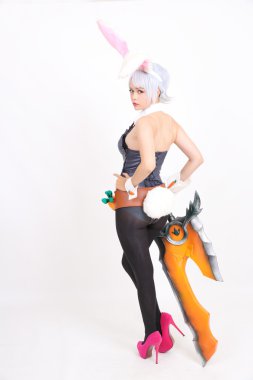 Tavşan kız beyaz arka planda izole