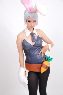 Tavşan kız beyaz arka planda izole