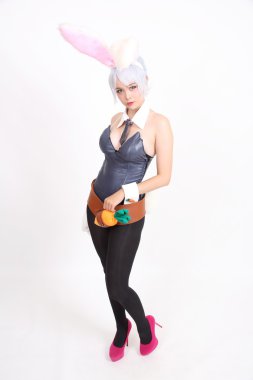 Tavşan kız beyaz arka planda izole