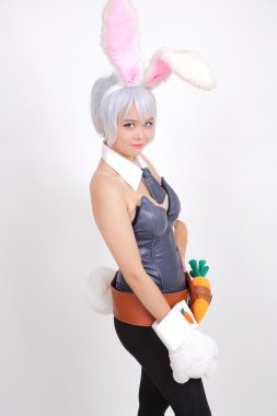 Tavşan kız beyaz arka planda izole