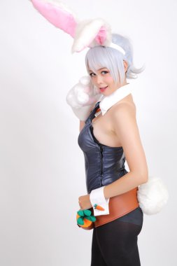 Tavşan kız beyaz arka planda izole