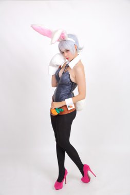 Tavşan kız beyaz arka planda izole