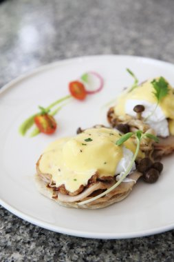 yumurta benedict