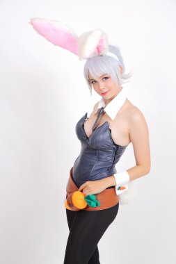 Tavşan kız beyaz arka planda izole