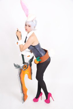 Tavşan kız beyaz arka planda izole