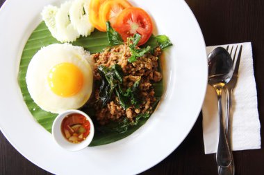 Fried Basil Minced domuz eti ile karıştırın