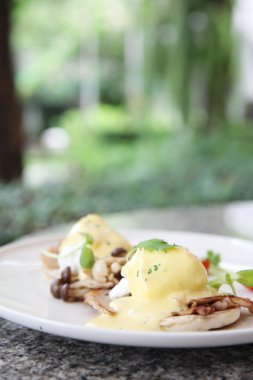 yumurta benedict