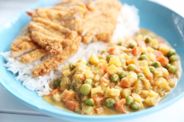 Kızarmış domuz etli körili pilav.