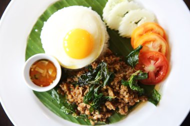 Fried Basil Minced domuz eti ile karıştırın