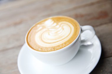 ahşap zemin üzerinde kahve