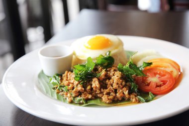 Fried Basil Minced domuz eti ile karıştırın