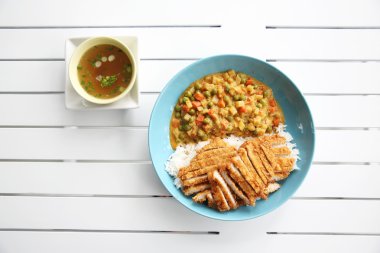 Kızarmış domuz etli körili pilav.