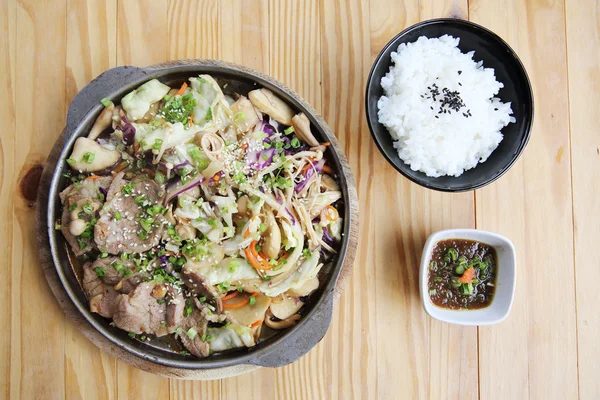 Porco de comida japonês com gengibre na panela — Fotografia de Stock