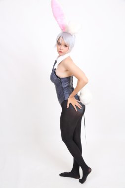 Tavşan kız beyaz arka planda izole