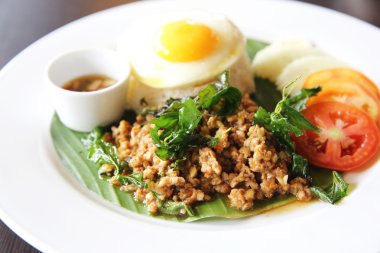 Fried Basil Minced domuz eti ile karıştırın