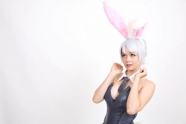 Bunny meisje geïsoleerd op witte achtergrond — Stockfoto