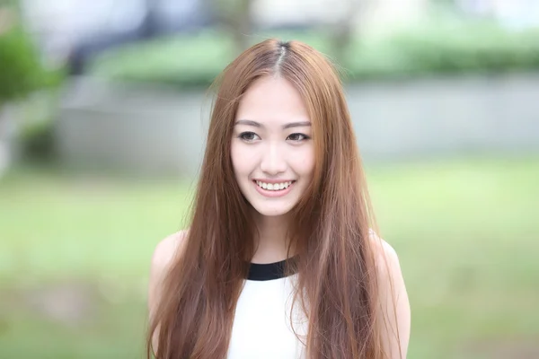 Vacker ung kvinna på trädgård. Stående asiatisk kvinna — Stockfoto