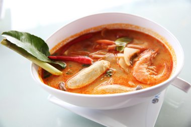 Tay geleneksel baharatlı karides çorbası, Tom yum kung