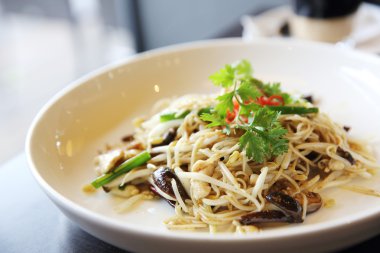 Singapur kızarmış noodle