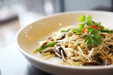 Singapur kızarmış noodle