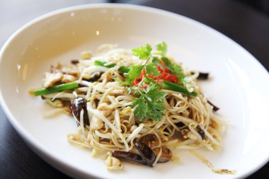 Singapur kızarmış noodle