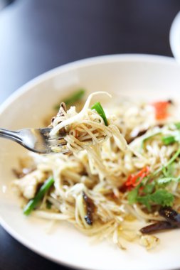 Singapur kızarmış noodle