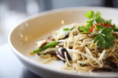 Singapur kızarmış noodle