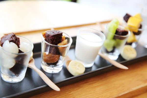 Brownie mit Früchten — Stockfoto