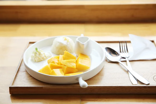 Sticky Rice with Mango on wood background — Stock Photo, Image