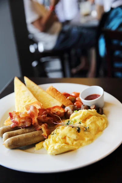 Petit déjeuner américain avec bacon, oeuf brouillé sur fond de bois — Photo