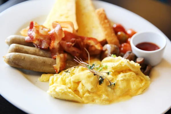 American Breakfast with bacon , scrambled egg on wood background — Stockfoto