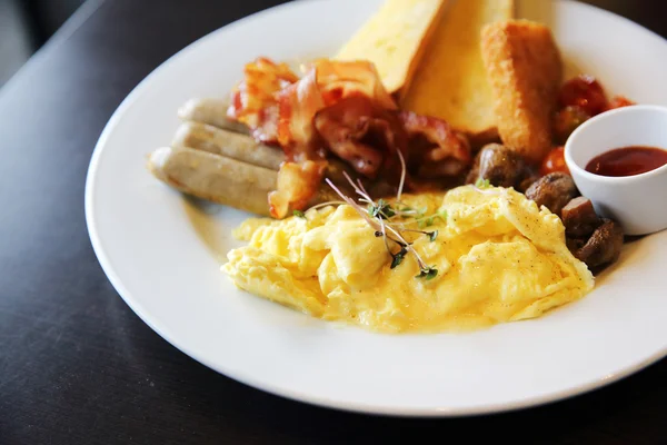 Petit déjeuner américain avec bacon, oeuf brouillé sur fond de bois — Photo