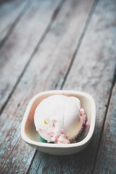 Berry ice cream on wood background — Φωτογραφία Αρχείου