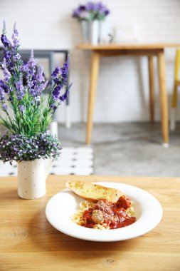 ahşap zemin üzerinde kahve