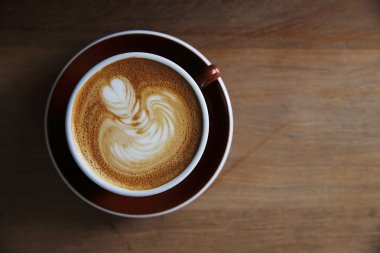 ahşap zemin üzerinde kahve