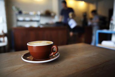 ahşap zemin üzerinde kahve