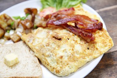 Pastırma, kızarmış yumurta ve ekmek Kahvaltı