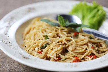 Spagetti baharatlı fesleğen ile 