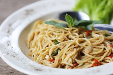 Spagetti baharatlı fesleğen ile 