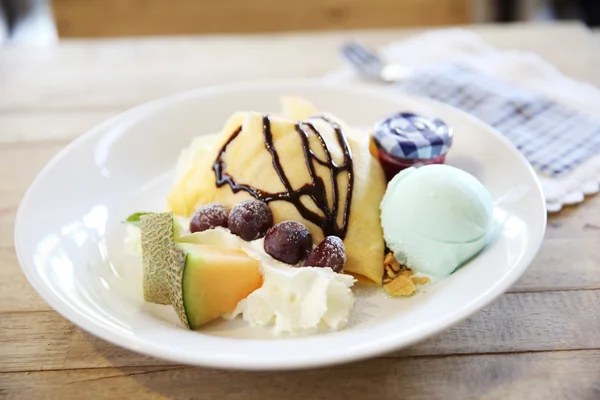 Crape cake with fruit — Stock Photo, Image